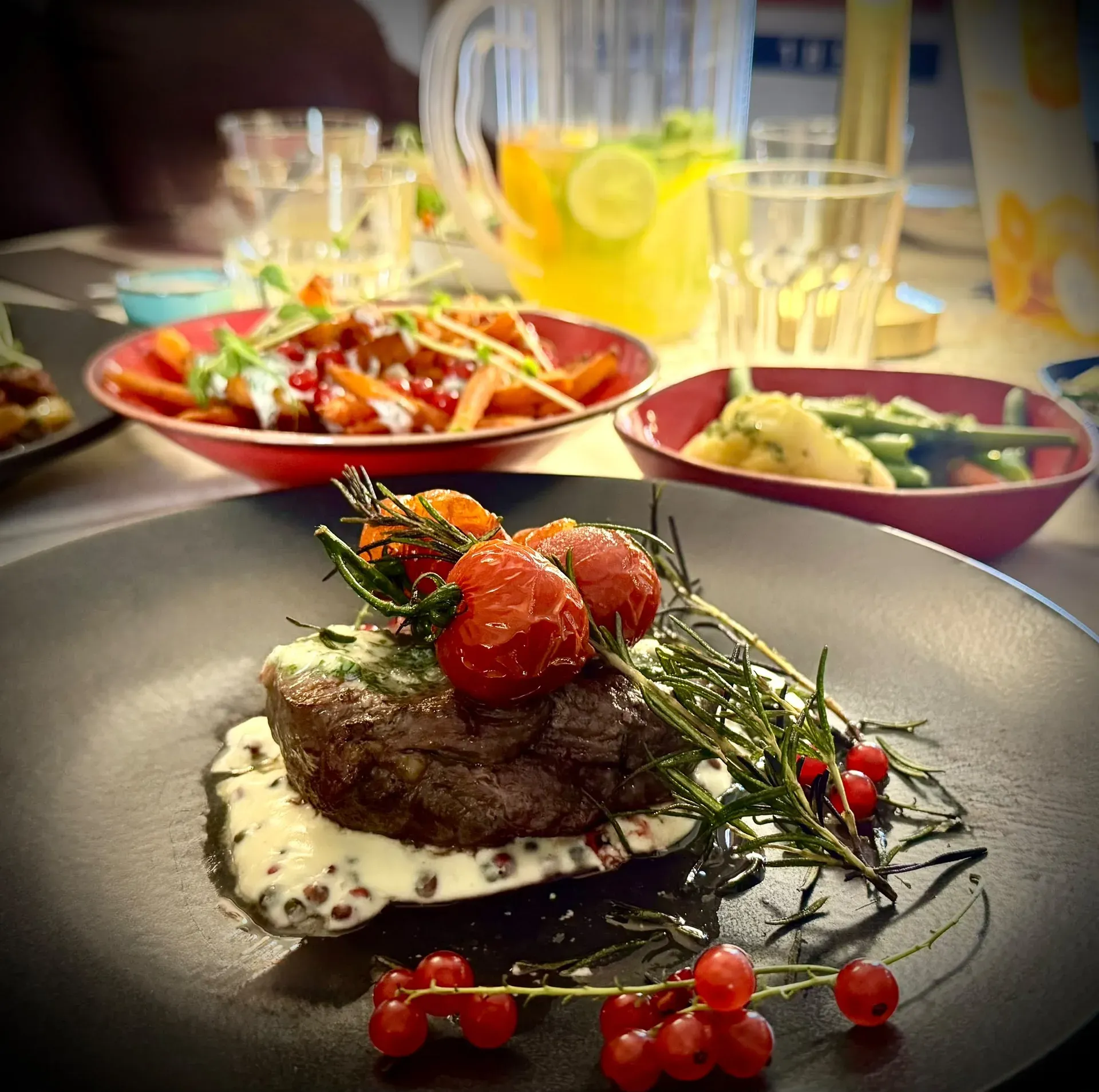Soczysty stek wołowy na sosie pieprzowym — Restauracja Korona