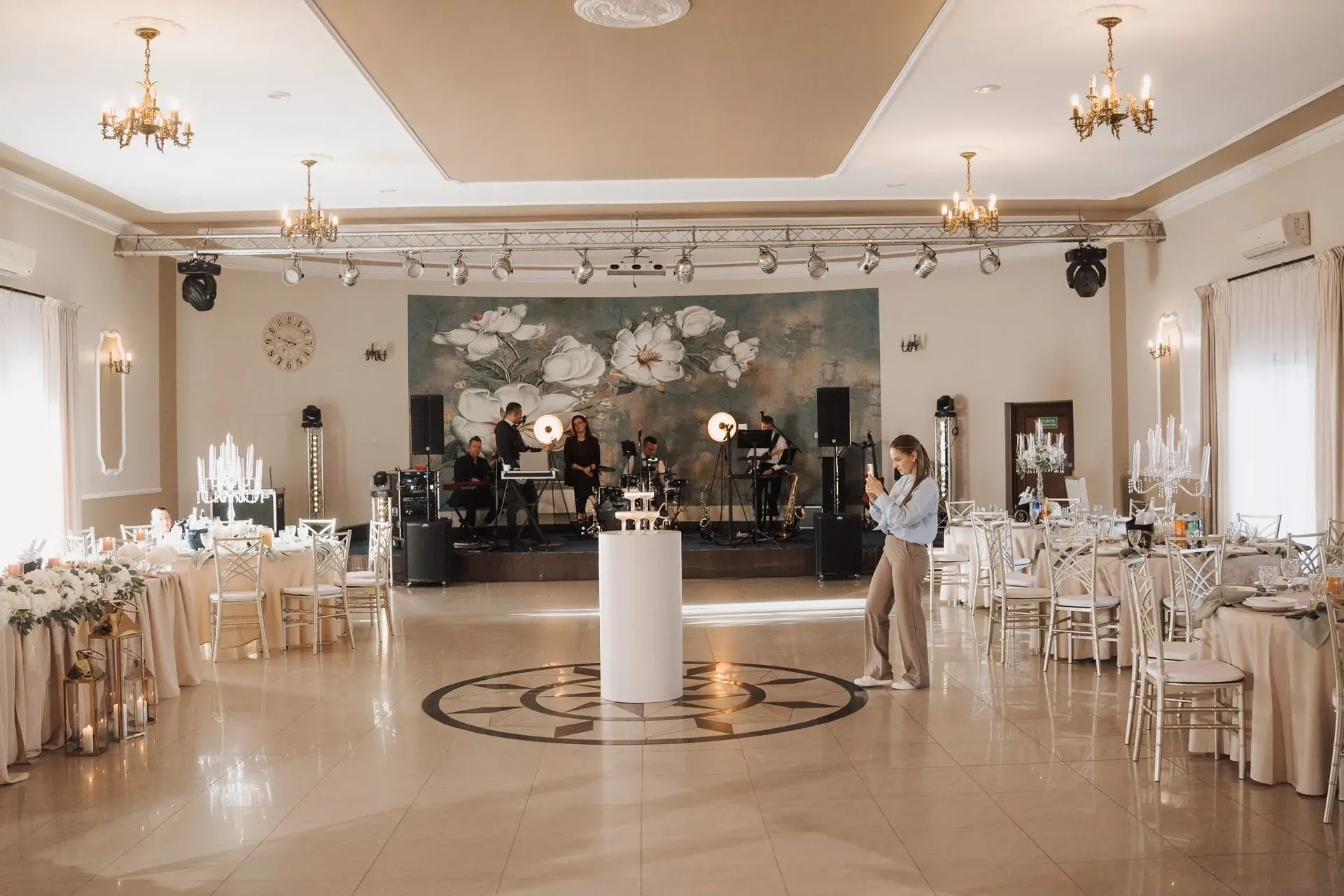 Przestronna sala bankietowa z parkietem i sceną dla zespołu